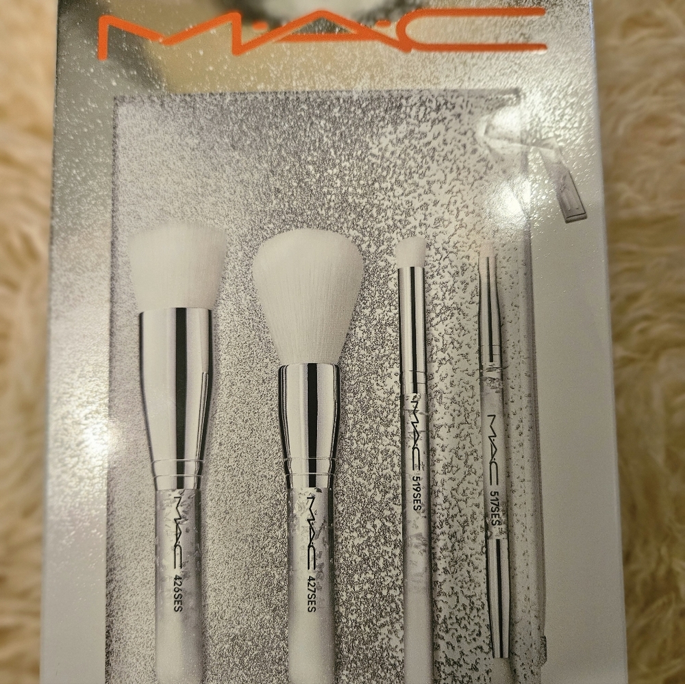 MAC Brush of Snow Essential Brush Kit 5 Piece Set NIB Limited Edition - Picture 7 of 7